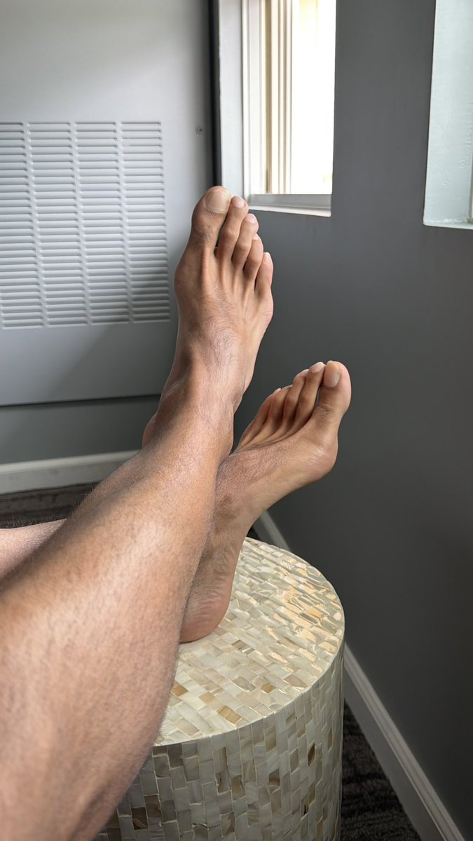 47footposer tweet media