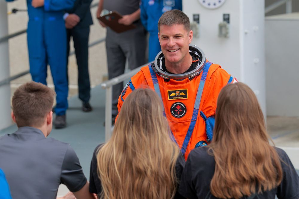TheTorontoSun's tweet photo. Astronaut Jeremy Hansen reveals outta-this-world letter from King Charles https://t.co/8bOXfewKBI https://t.co/Z4NqhtBs0U