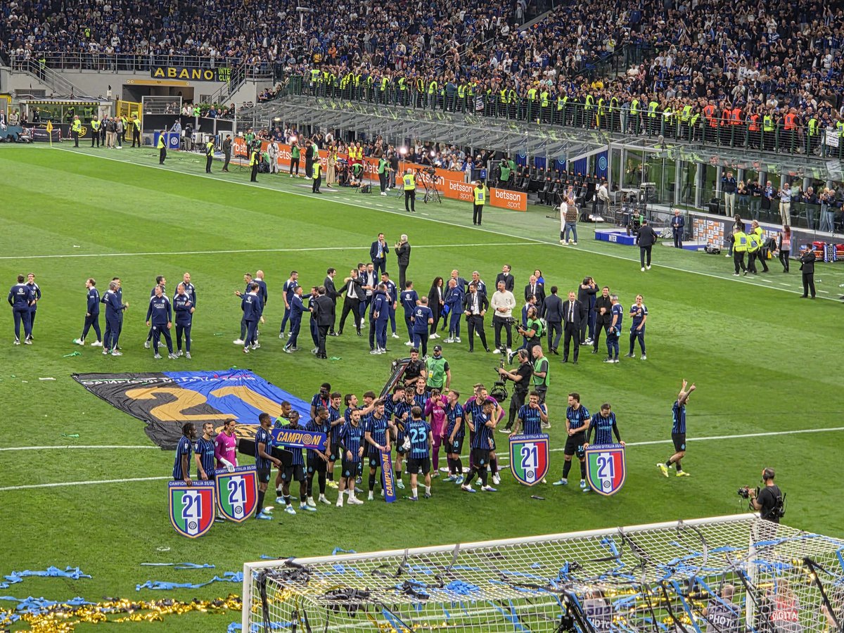 Ale_ssandra23's tweet photo. Mi è sembrato di vedere uno scudetto🏆 #interessante #campioniditalia https://t.co/4ejrLEK5QW