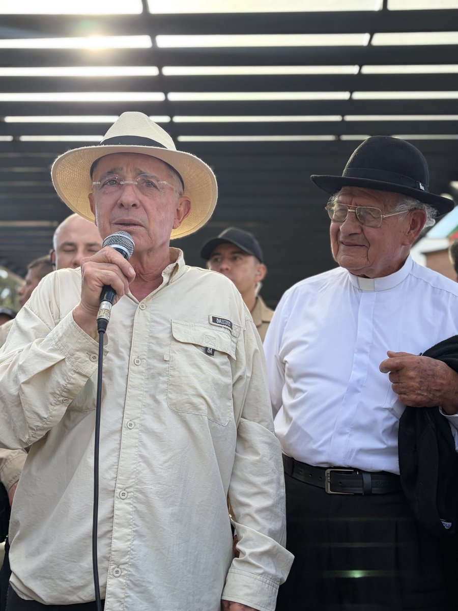 Álvaro Uribe Vélez tweet media