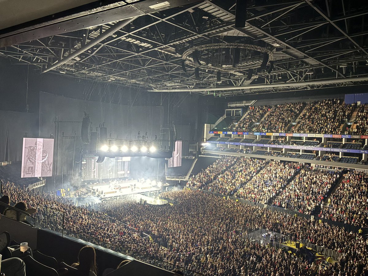 PeteGriffiths10's tweet image. Amazing evening at the O2 Arena VIP box was insane again 
Incredible time with my queen 🫅 #wife #husband #marriage 
That is a sell out !!
