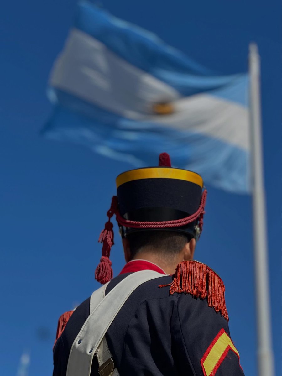 Granaderosarg's tweet image. Finalizamos el día con lo que más orgullosos nos hace sentir, lo que nos une como Nación, seas de la parte de #Argentina que seas. Eso es Nuestra #bandera 🇦🇷
#BuenasNoches

#SomosPatria #HerederosDelLibertador