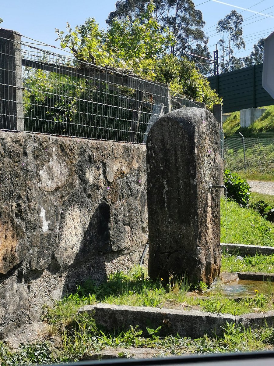 MiguelTrigoF's tweet photo. No país dos somieres-cancela, bañeiras-bebedoiros e retretes-testos, non debería sorprender atoparse un fito quilométrico tipo Peña transformado en fonte, como o de Paizal (Laíño-Dodro). ⤵️ https://t.co/dWSni5QcYM