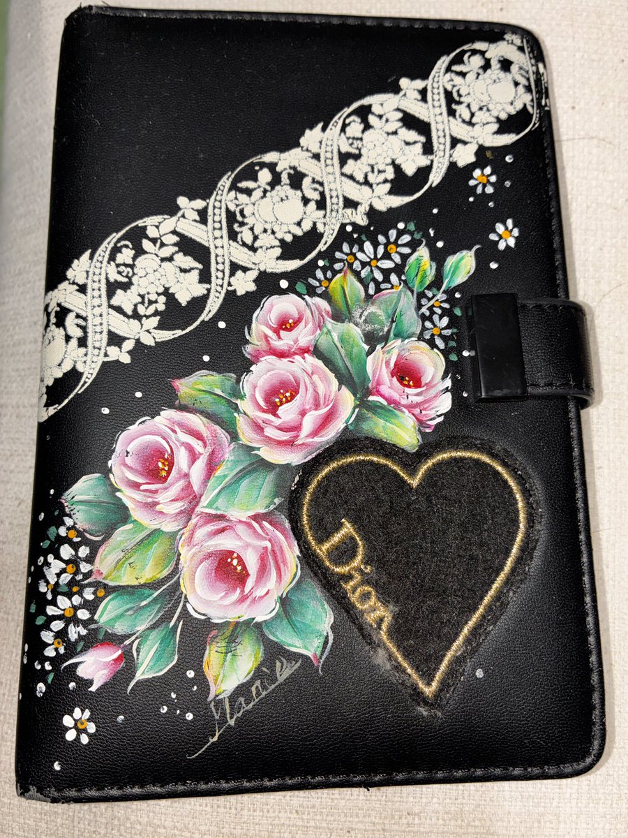 お友達から頂いたMy手帳
大好きな薔薇描いて
長年愛用しています。
手触り良くて落ち着く
#手帳
#お絵かき
#手描き