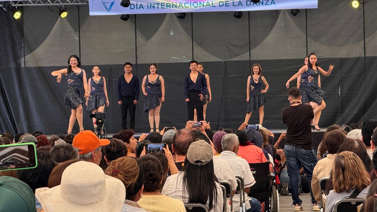 unamglobal's tweet photo. 🩰💃🏻🕺 ¿Cuál es tu ritmo favorito para bailar? ¡Seguro puedes disfrutarlo en vivo en el #DID26!
Con varias horas continuas de presentaciones, @DanzaUNAM celebra el Día Internacional de la Danza en el #CCU. ¡Lánzate! ➡️ https://t.co/CyjCL4MJoI https://t.co/MG7ppygBGa