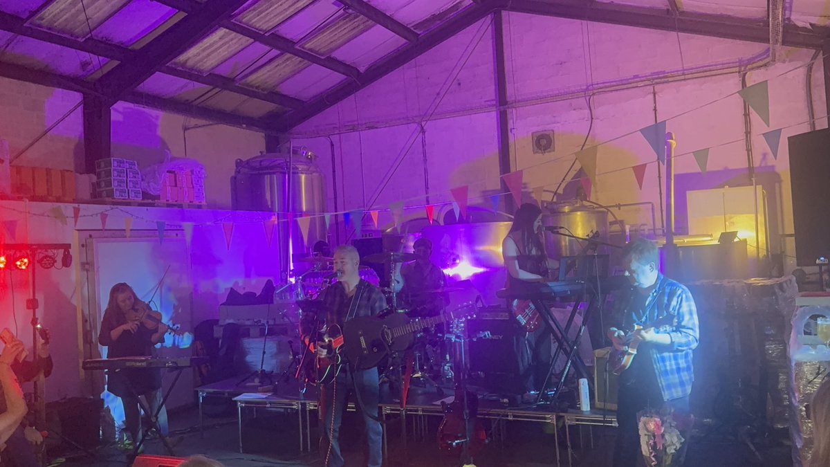 ThePubChampion's tweet image. Proud that I fulfilled an ambition to play at the lovely Yorkshire Dales Brewery in #Askrigg, in glorious #Wensleydale in the stunning #YorkshireDales 🎶🎵

This year is the 2️⃣0️⃣th anniversary of this wonderful independent brewery. 

Cheers, congratulations and thank you! 🙏 👏🍺