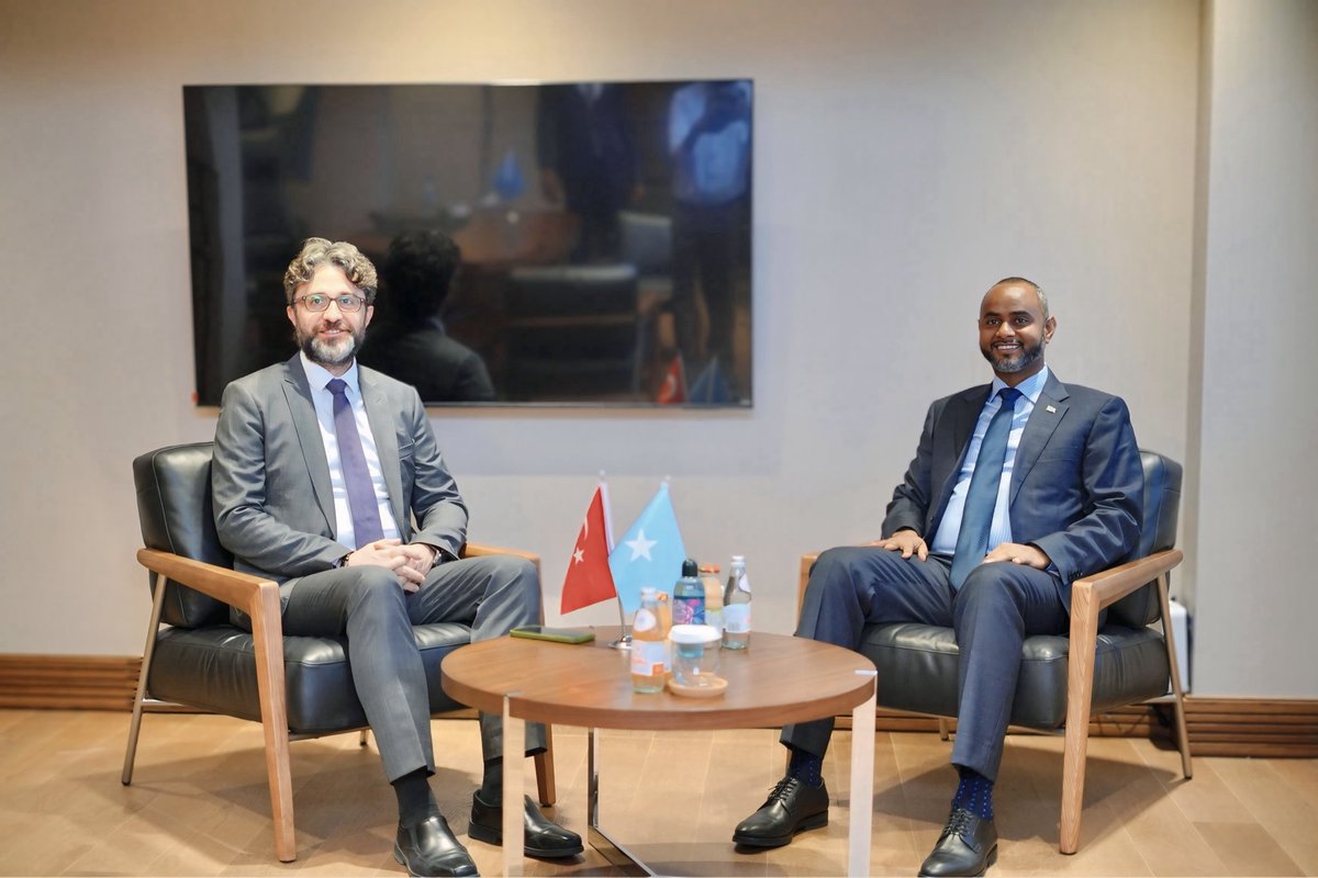 HuseynMuse's tweet photo. Muqdisho, May 03, 2026: Wasiirka Dekadaha XFS ayaa qaabilay Safiirka Türkiye 

Kulanka waxa diiradda lagu saaray 
horumarinta dekedaha, kaabeyaasha &amp; kobaca dhaqaalaha.

Türkiye waxay xaqiijisay taageeradeeda 🇸🇴🇹🇷

#Somalia #Turkey #Muqdisho #Horumar https://t.co/qwvbT9Reak
