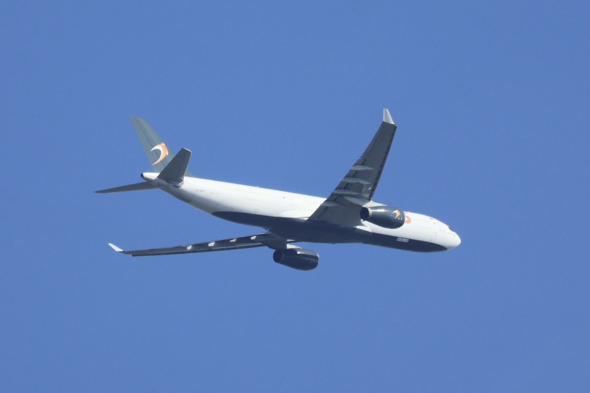 JustinaAngstma1's tweet image. Planespotting from my balcony 😁✈️
ULS Airlines Cargo 🧡🤍🖤
Airbus A330-343(P2F)
RegNr: TC-GOU  from ZRH to IST   
Datum: 18.04.2026
~~~~~~~~~~~~~~~~~~~~~~~~~
#uls #cargo #zurichairport #airbus #a330 #planespotting #iloveit #zrh #avporn #planelovers