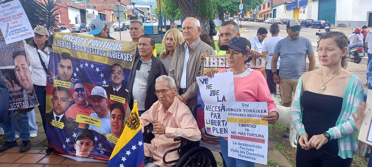 AngelSantiagoPP's tweet photo. 🚨🗣️ Desde la Plaza Daniel Tinoco de San Cristóbal, acompañando a los familiares de los P.P.

Concertación C, presente y solidarios en la campaña inter por la liberación de todos los Presos P

María Corina próxima Presidenta 🇻🇪 2️⃣0️⃣2️⃣6️⃣
@MariaCorinaYA
@CesarPerezVivas https://t.co/3neShLsRGd