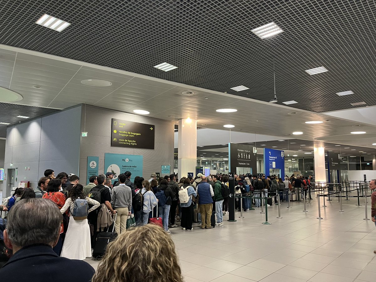 Vergonha mundial o nosso aeroporto. Encham a cara de merda literalmente!
