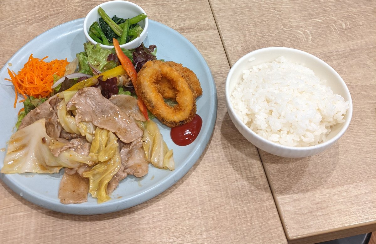 miropanna's tweet photo. 紙屋町　ティーズカフェ🍨　ゲートイン🐎でランチタイム
日替わり定食とミニパフェたち https://t.co/ZkCVPZUHCv