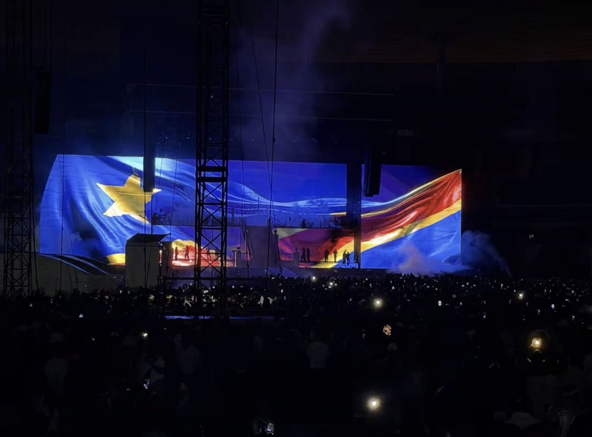 etrehumainx's tweet photo. #RDC 🦅🏟️🇨🇩 Encore ce soir, avant de dormir, je dois vous dire ceci : 

L’histoire de la République démocratique du Congo retiendra, grâce à M. @fallyipupa01, les dates des 2 et 3 mai 2026. Là où les aînés ont tracé la route, sa descendance, elle, a ouvert la mer.

Comme Moïse face aux eaux infranchissables, sachez que M. Fally Ipupa n’a pas seulement marché dans les pas de ses prédécesseurs : il a écarté l’impossible et créé un passage là où beaucoup ne voyaient qu’une limite.

Devant lui, j’ai vu de mes propres yeux que la foule n’était plus un obstacle, mais un peuple en marche, témoin d’un moment où l’histoire bascule et se redéfinit.

Et dans cette traversée, je suis convaincu qu’il ne s’agit plus depuis ce soir, seulement de musique, mais d’élévation. 

Car voyez-vous, au-delà du spectacle qui a eu lieu ce deux jours, c’est une vision qui s’impose désormais : celle d’un artiste devenu symbole de Kinshasa Bandal à l’international et porteur d’une vision, d’une exigence, d’une élégance et d’une ambition qui dépassent sa propre personne.

Mesdames, Messieurs, belles et beaux que vous fûtes ces soirs, on peut désormais le dire sans exagération ni tabou : M. Fally Ipupa incarne, sans discussion, une haute idée de la culture congolaise.

Une culture qui se pense grande, qui s’assume universelle et qui refuse de se réduire.

Je le répète encore : là où Moïse guidait un peuple vers la terre promise, Fally, lui, vient d’ouvrir une ère où la culture congolaise avance désormais debout, fier, consciente de sa valeur et de sa puissance. 🇨🇩🔥 🫵🏽😊

EH.