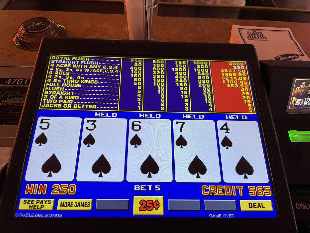 rirugrat's tweet image. More Vegas Day 2: Played at Palace Bar at @4QueensLV.  Niners Mike was on vacation so I didn’t have one of his Famous Fu Fu drinks.  Eddie the bartender did make me a yummy Strawberry Daiquiri and I got some good VP hits.  I missed playing here when both Mikes worked there #vegas