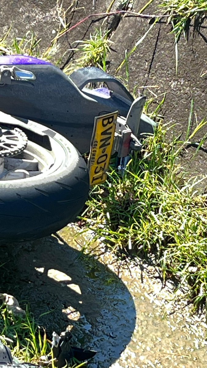 periodispublico's tweet image. #Accidente | Momento exacto del accidente ocurrido en la vía La Mesa-Anapoima, en #Cundinamarca, donde el conductor de una moto falleció.
El hecho ocurrió hoy en la recta de Anapoima cuando la camioneta salía de una vereda.
