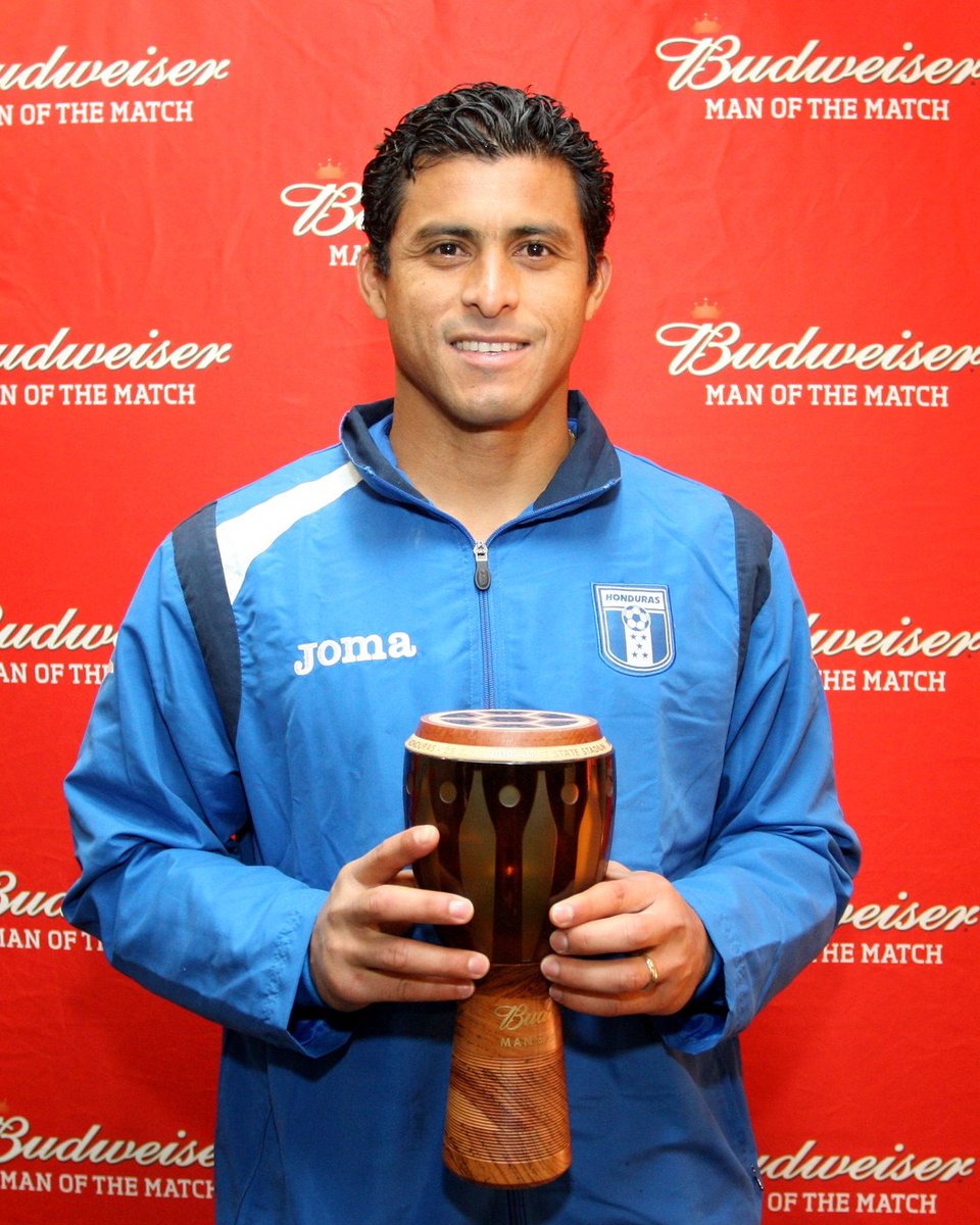 tdtvhn's tweet photo. Noel Valladares recibiendo el Man of the Match en un partido del Mundial de Sudáfrica 2010 🇿🇦 

El único hondureño que ha recibido este tipo de premio en una Copa del Mundo. 

Feliz cumpleaños 49 a Noel 🧤🇭🇳 https://t.co/0PW0rEKhpx