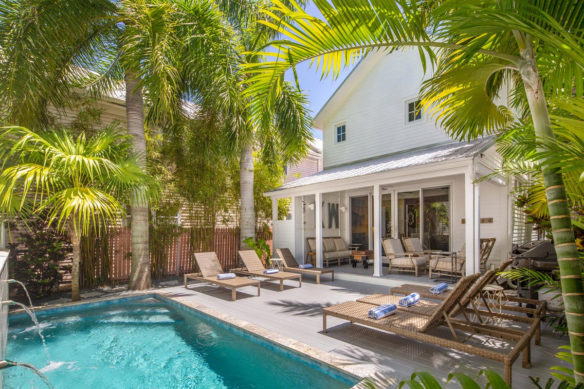 HistoricR53187's tweet image. From the serene covered porch, soak up the sunshine and let your spirit soar. With loungers and a gas grill at your fingertips, you'll be inspired to craft unforgettable experiences. The neighborhood's best restaurants are just a step away.
historickeywestvacationrentals.com/vacation-renta…

#KeyWest