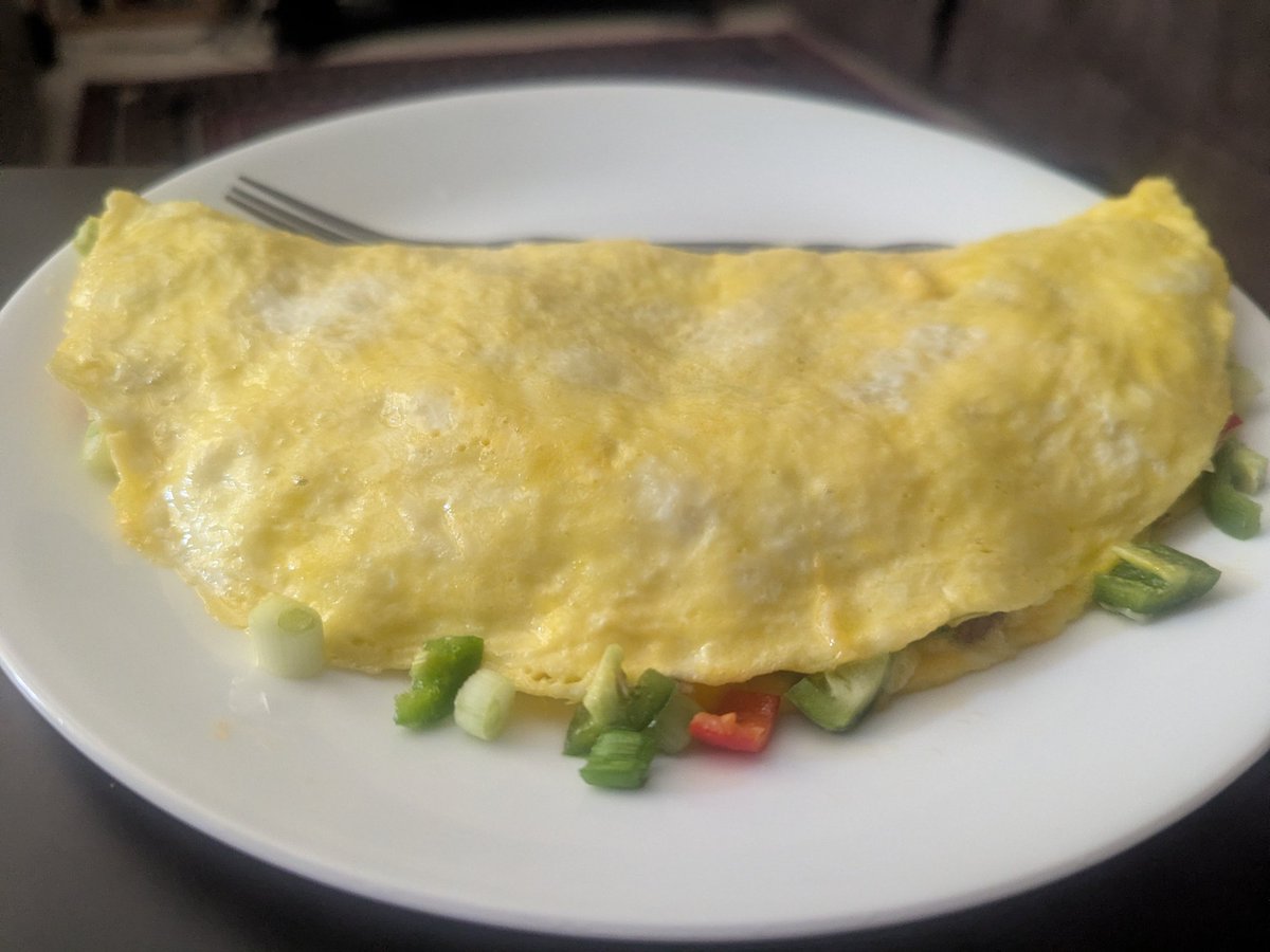 dugless1ders's tweet image. The usual 4 egg omelette with sausage &amp;amp; the other stuff😋

#KETO