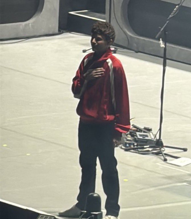 📷 | Louis mirando al público 🥹 #HDWGHWTlondon
 
—CH4NSMILE