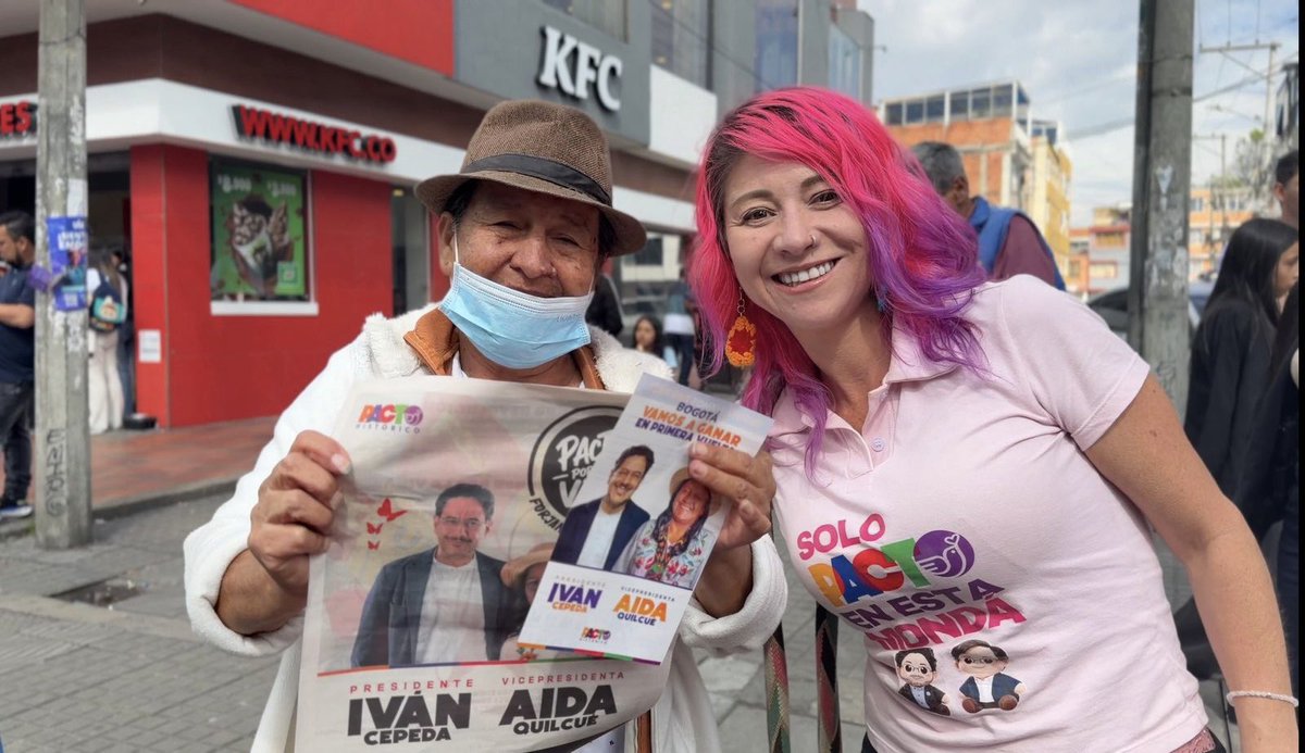 QuenaRibadeneir's tweet photo. ¡Veci, llegamos a los barrios!

Hoy recorrimos Bosa y Kennedy, hablando con la gente y contándoles por qué este 31 de mayo hay que salir a votar por los primeros en la primera vuelta.

Con alegría, amor y esperanza. Porque Colombia ya cambió, y cambió para siempre. @ivancepedacastr @aida_quilcue
#pactohistórico #bogota