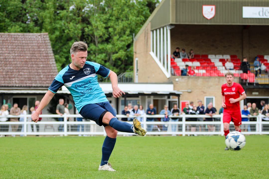 ElyCityFC's tweet photo. 📸 Pictures from today’s Ely City Legends charity game in memory of Gary Creak, raising funds for Cancer Research. 

Some older bodies, but don’t lose the energy or way to play! 
Return of some heroes to grace the Demcom again! 

#RobinsForever #uptheRobins
#legendsReturn https://t.co/TYBzryZn4c