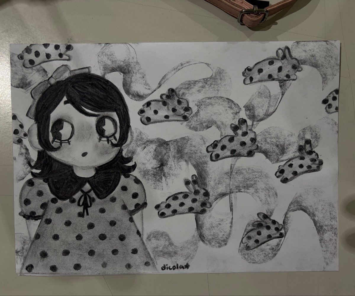 dicolarts's tweet photo. desenho com carvão na folha A3 ;P https://t.co/H779fZ5M6b