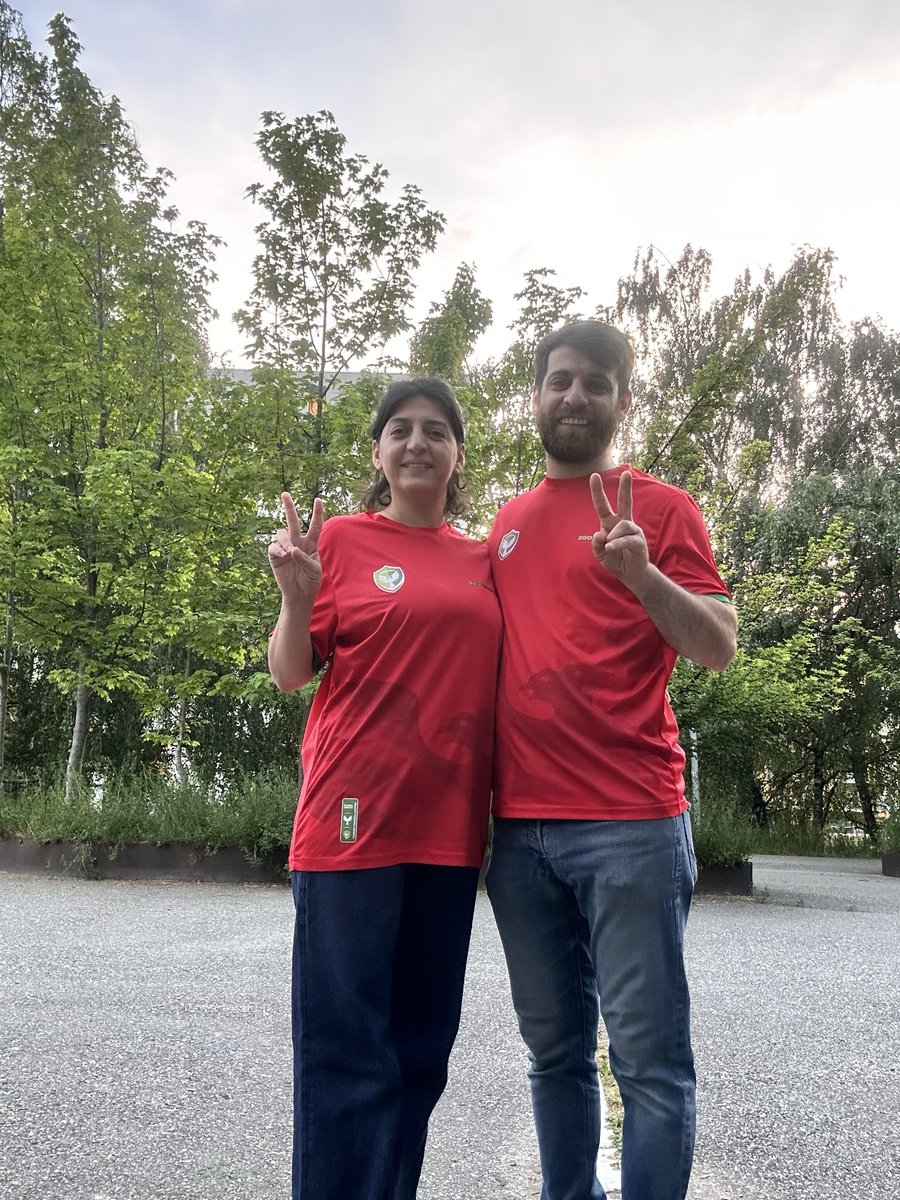 NurdanAte10's tweet photo. Ev çîroka ku bi salan e tê nivîsîn…
Di her pêngavê de, di her têkoşînê de mezin bû…
Û niha… Em gihiştin rûpela dawî.

#MücadeleninTakımı
#TîmaTêkoşînê
#TaximêXoverdayîşî https://t.co/QVEJTscITe