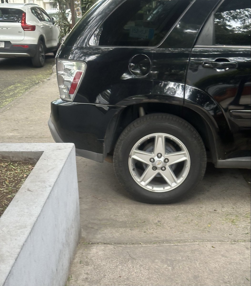 Banditperrito's tweet photo. Buenas tardes @UCS_GCDMX pido apoyo para retirar automóviles invadiendo la banqueta, obstruyendo el paso peatonal y para personas en silla de ruedas en la calle Bruno Traven No.180 en la colonia General Anaya. https://t.co/sjdCQpTloR