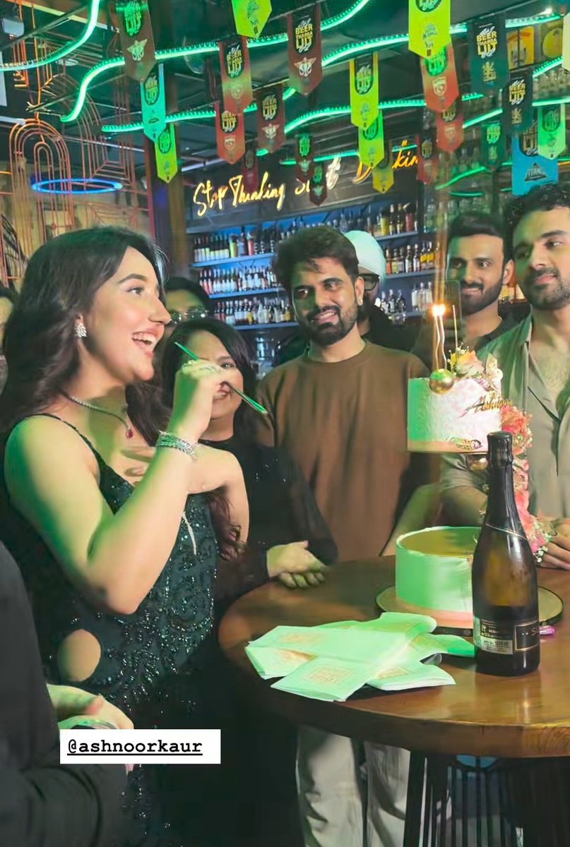 RiddhimaAn94577's tweet photo. How adorable this pic is 🤍
The way he is admiring her while she's speaking iss just sooo 🤏🏻✨🪬💌
A man who adores her whole existence 😭🩷🧿
#abhinoor https://t.co/oucYTdJaHJ