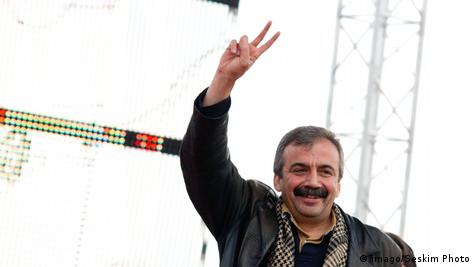 KlcSyt's tweet photo. Peyamdarê aşitiyê, dengê gelan.
Salek derbas bû, êşa me hîna tazeye.
Ronahiya te nemir e.

#SırrıSüreyyaÖnder https://t.co/odxmwuM6Pj