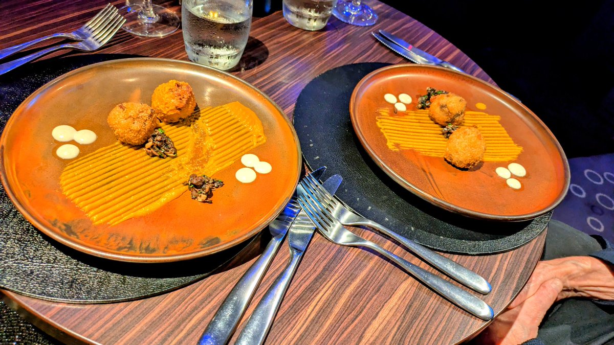 VeganOlive1's tweet image. Amazing #Vegan dinner on @pandocruises Arvia in the Limelight Club...every course was spot on..a feat of catering by the galley team 👌😋🌱🌻❤️🚢♥️
