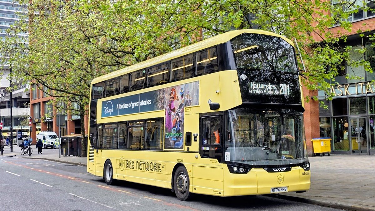 WC2512's tweet image. Bee-deck 🐝

@BeeNetwork #MetrolineManchester WDS268 - MF74 NPE in #Manchester Piccadilly this afternoon working a 201 service back to #Hattersley.