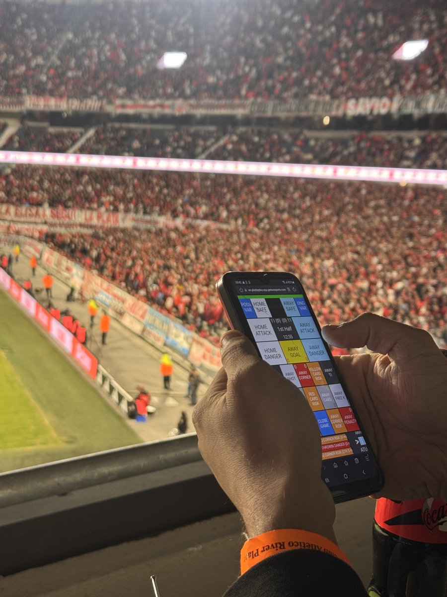Estoy al lado de uno de esos fenómenos que manda las estadísticas para las aplicaciones de los resultados de fútbol. El tipo es como un robot, no para un segundo.
