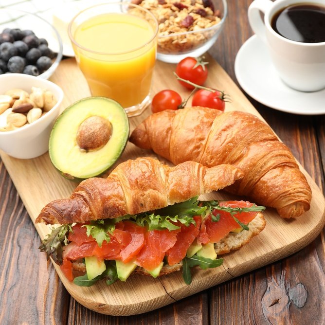 AerzenIberica's tweet image. "Las decisiones tienen consecuencias, las indeciones aún más" Buenos días! #FelizSemana #FelizLunes (Comenzamos con algo ligero 🤭 : croissants con salmón, aguacate, avena con café y zumo de melocotón) @einyelg @yokanarion @gudrungiebels @signusecovalor @fdomdom @rafael_cubas2