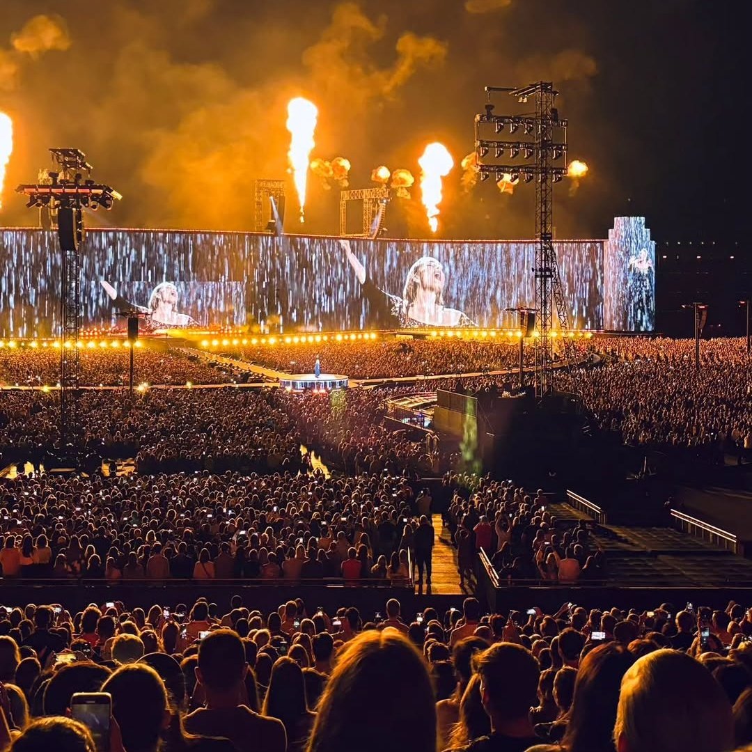 adelelauriebra's tweet image. 🇧🇷 TODO MUNDO NO RIO: Gshow abre enquete para saber qual artista você quer em Copacabana!

- Se você também quer ver Adele fazendo história no Rio, vote no link abaixo.