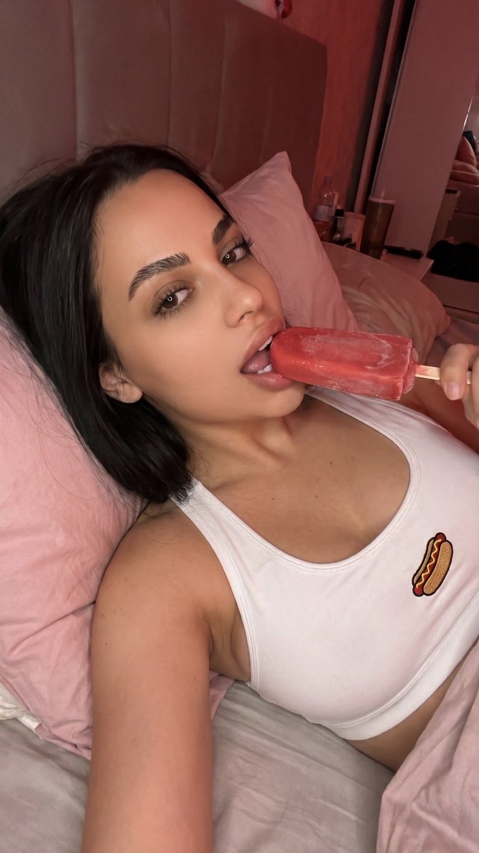 Giaonlyone's tweet photo. been thinking of eating a snack, but the snacki wanna eat is reading this rn https://t.co/0vMD3DyCCS