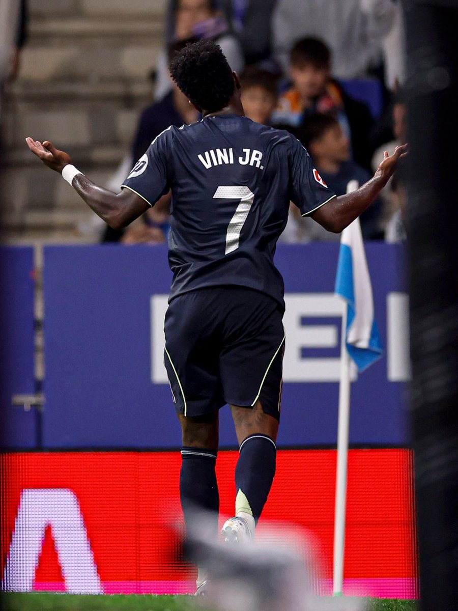 🚨 Vinícius Jr. se tornou o 8º jogador na história do Real Madrid a marcar mais de 20 gols em mais de 5 temporadas consecutivas. 

Ele se juntou a Cristiano Ronaldo, Karim Benzema, Alfredo Di Stéfano, Ferenc Puskás, Hugo Sánchez, Pahiño e Raúl González. 

🇧🇷💫