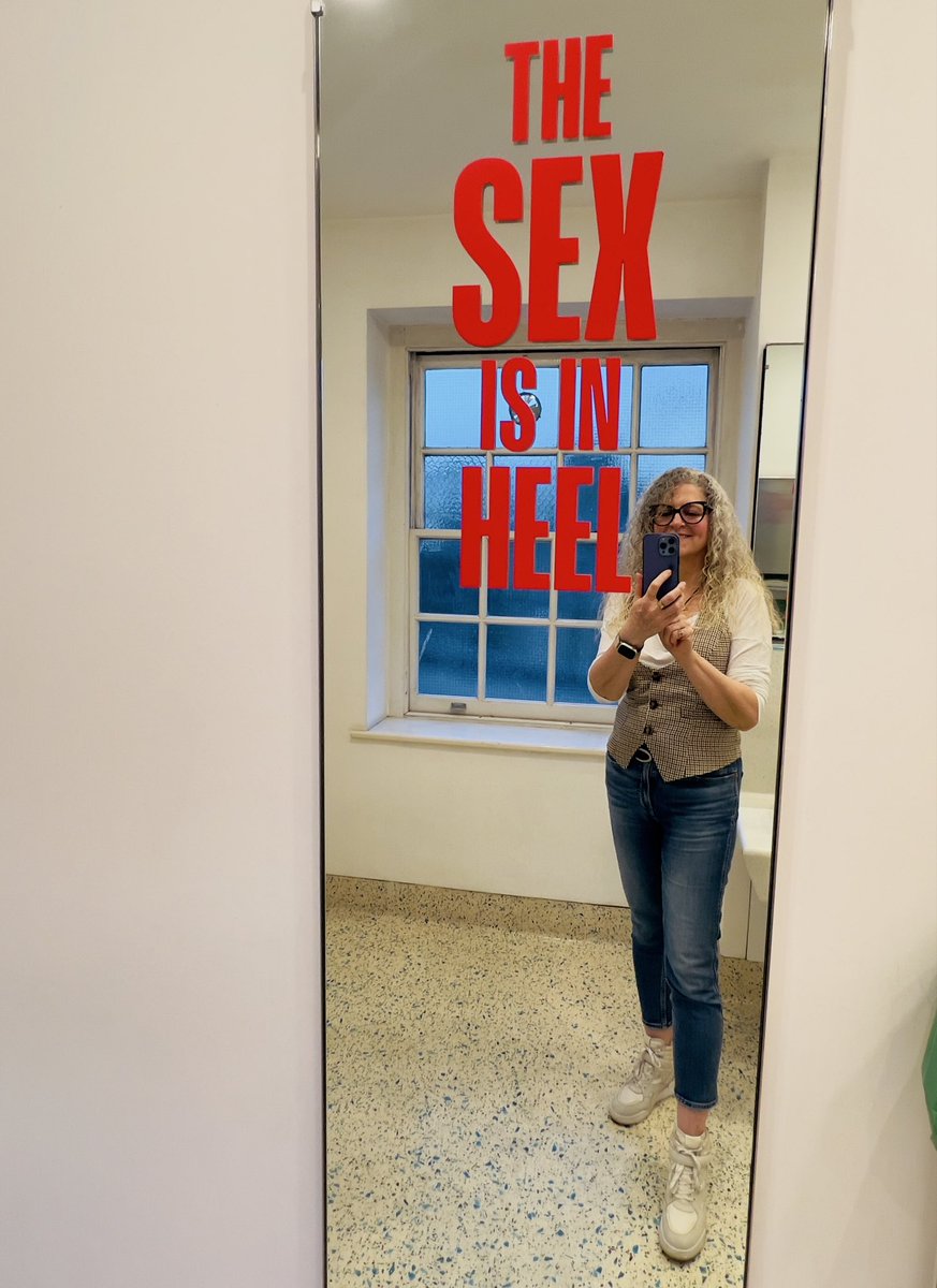 KayWierba's tweet image. Them: do anything fun today?
Me: hmmmmm

#theatre #london #photo #photography #mirrors #mirrorselfie #photographer