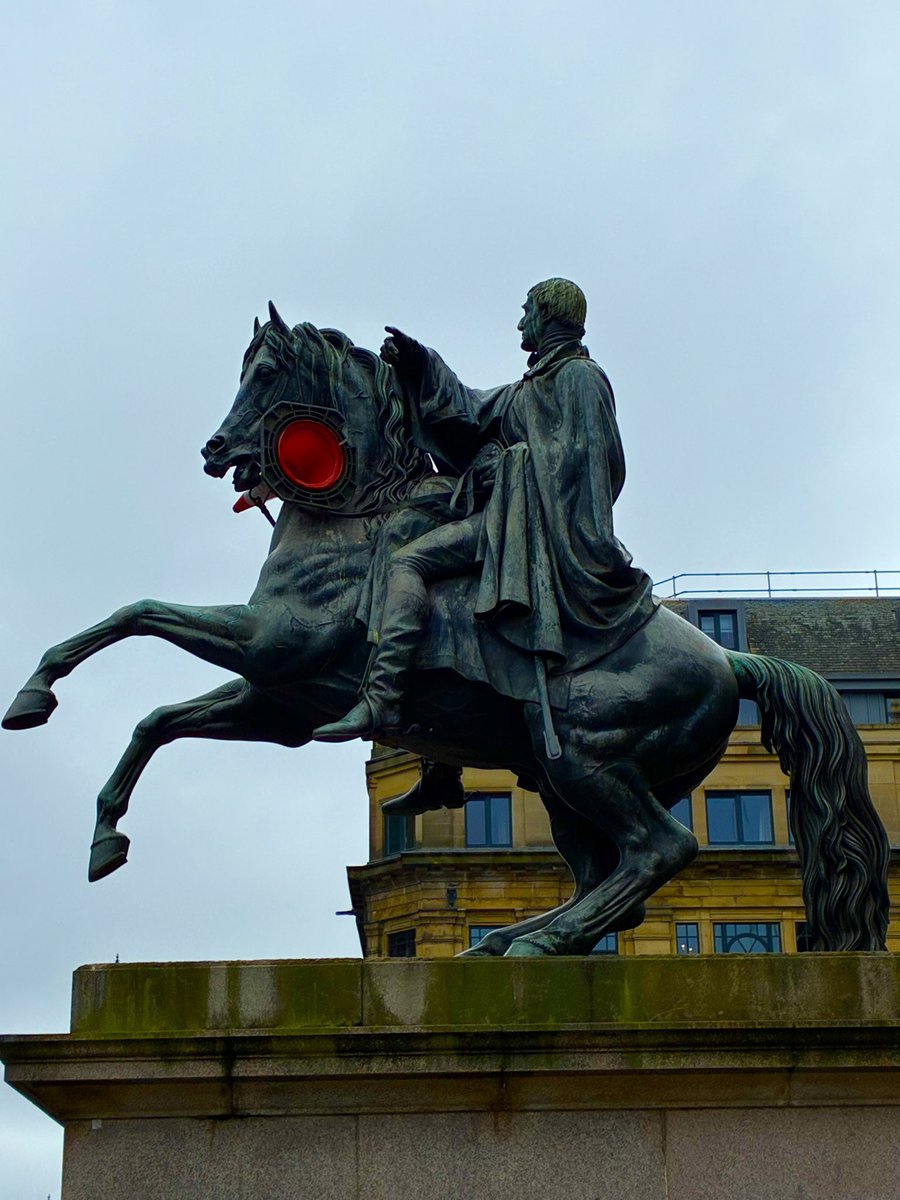 JPAMDG's tweet image. Good day in #Edinburgh &amp;amp; managed a trip to Easter Road too 😎🏴󠁧󠁢󠁳󠁣󠁴󠁿 The Wellington statue in Edinburgh has a twist on its Glasgow counterpart