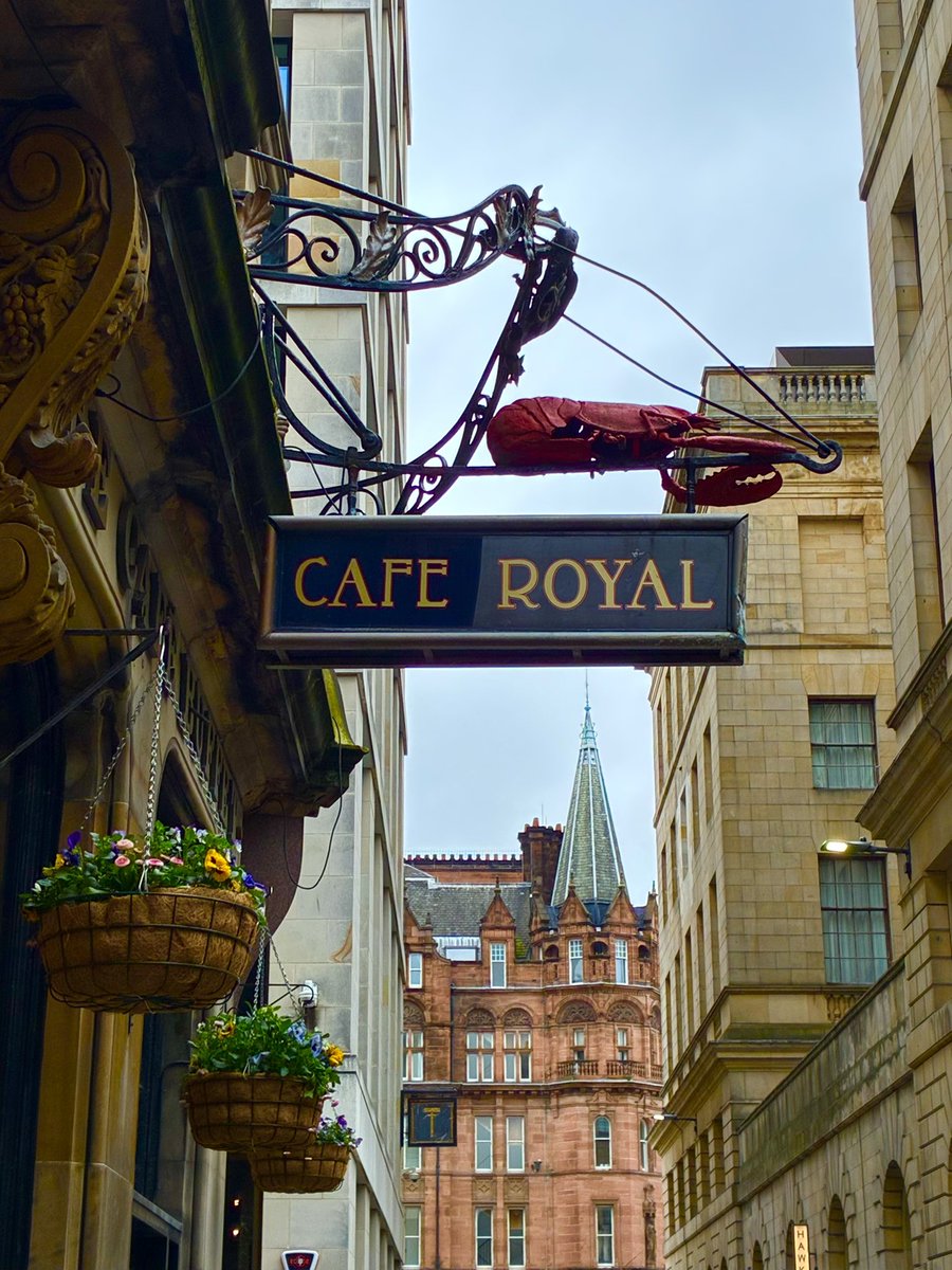 JPAMDG's tweet image. Good day in #Edinburgh &amp;amp; managed a trip to Easter Road too 😎🏴󠁧󠁢󠁳󠁣󠁴󠁿 The Wellington statue in Edinburgh has a twist on its Glasgow counterpart
