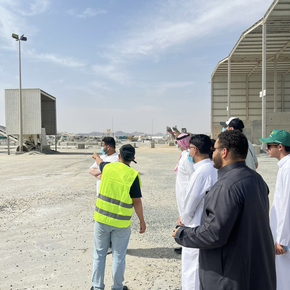 Col_Eng_Arch's tweet photo. نظمت كلية الهندسة والعمارة #بجامعة_أم_القرى ممثلة بقسم الهندسة المدنية زيارة عملية إلى مصنع بن لادن للخرسانة الجاهزة بحضور سعادة رئيس القسم د. براء الفاسي، وسعادة الدكتور ربيع بازهير. حيث اطلع الطلاب على كيفية عمل المصنع لإنتاج الخرسانة، لتعزيز المهارات المهنية للطلاب وتأهيلهم لسوق العمل.