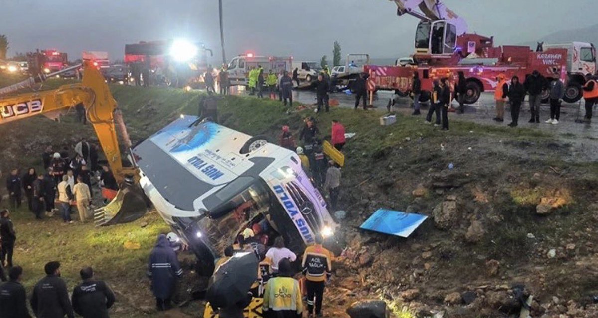 globovision's tweet photo. 🚨 #ÚltimaHora | Un trágico accidente de autobús en la provincia turca de Malatya, en Türkiye, que dejó un saldo de cuatro fallecidos y 15 heridos. 

Según reportes del canal TRT Haber, el vehículo se salió de la carretera y cayó por un barranco, provocando la movilización inmediata de los servicios de emergencia para atender a los afectados.

#Globovisión #Internacionales 
🎥📸  @AjansX_TR @pusholder