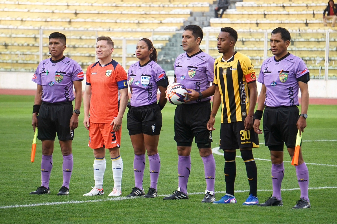 MarcasLaRazon's tweet image. 35'PT, @ClubStrongest (1-1) @ClubABB en el Hernando Siles #Fecha5. El Tigre mejoró en su juego y toma las riendas del partido
📸 APG
#TheStrongest #ABB
@LaRazon_Bolivia