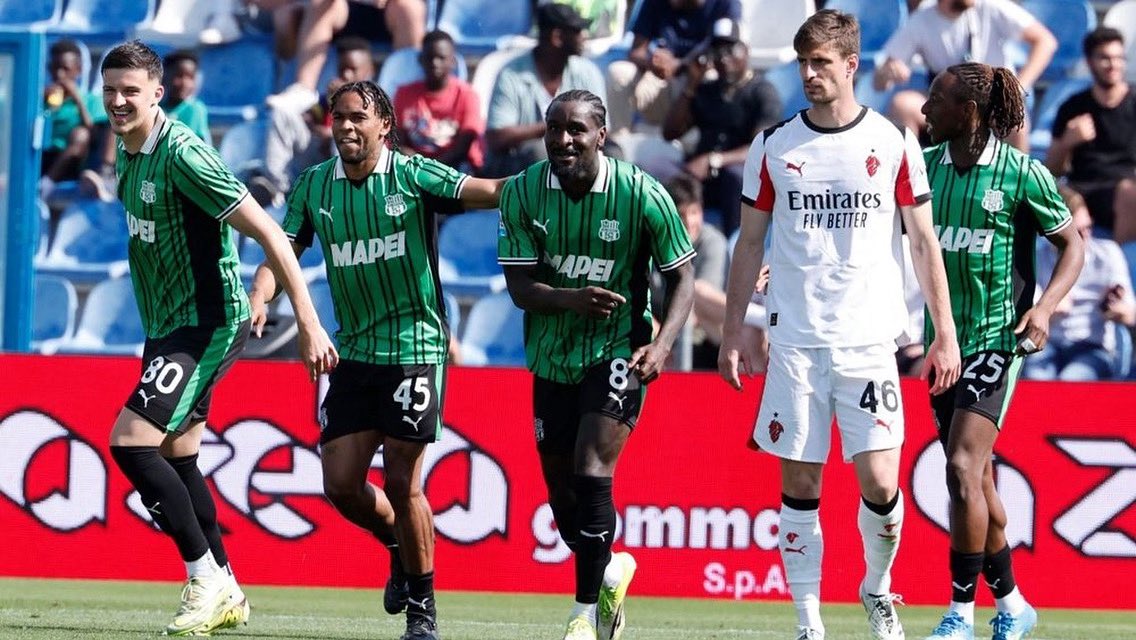 BeSoccerPT's tweet image. 🔥 SASSUOLO SURPREENDE E COMPLICA O MILAN!

O Sassuolo venceu o AC Milan por 2-0, com gol de Domenico Berardi e domínio total!

Sem Luka Modrić e com um a menos após expulsão de Fikayo Tomori, os Rossoneri travam na briga por Champions. 🚨

#milan #seriea #sassuolo