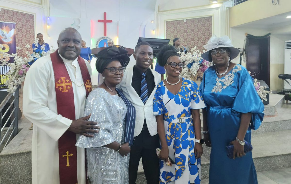 okbabarinde's tweet photo. At Amuwo-Odofin Baptist Church of the @OfficialNBCHQ we celebrated our Pastor- Rev.Dr #BlessingAyanrinola
Pictures shows Mrs Esther @vicbamakerele ; @obbabarinde ; and his parents #RevdAyanrinola (rtd).
#HapiBirthday
#GodBlessYou
Gen 22:17-18; Isa. 8:18
It was a #PropheticSunday https://t.co/luvaXO0eP8