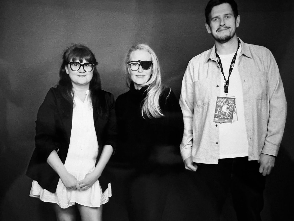 helmslou's tweet image. Meeting the X-Files legend thanks so much @GillianA I got there in the end with me glasses lol ❤️X #legend #xfiles