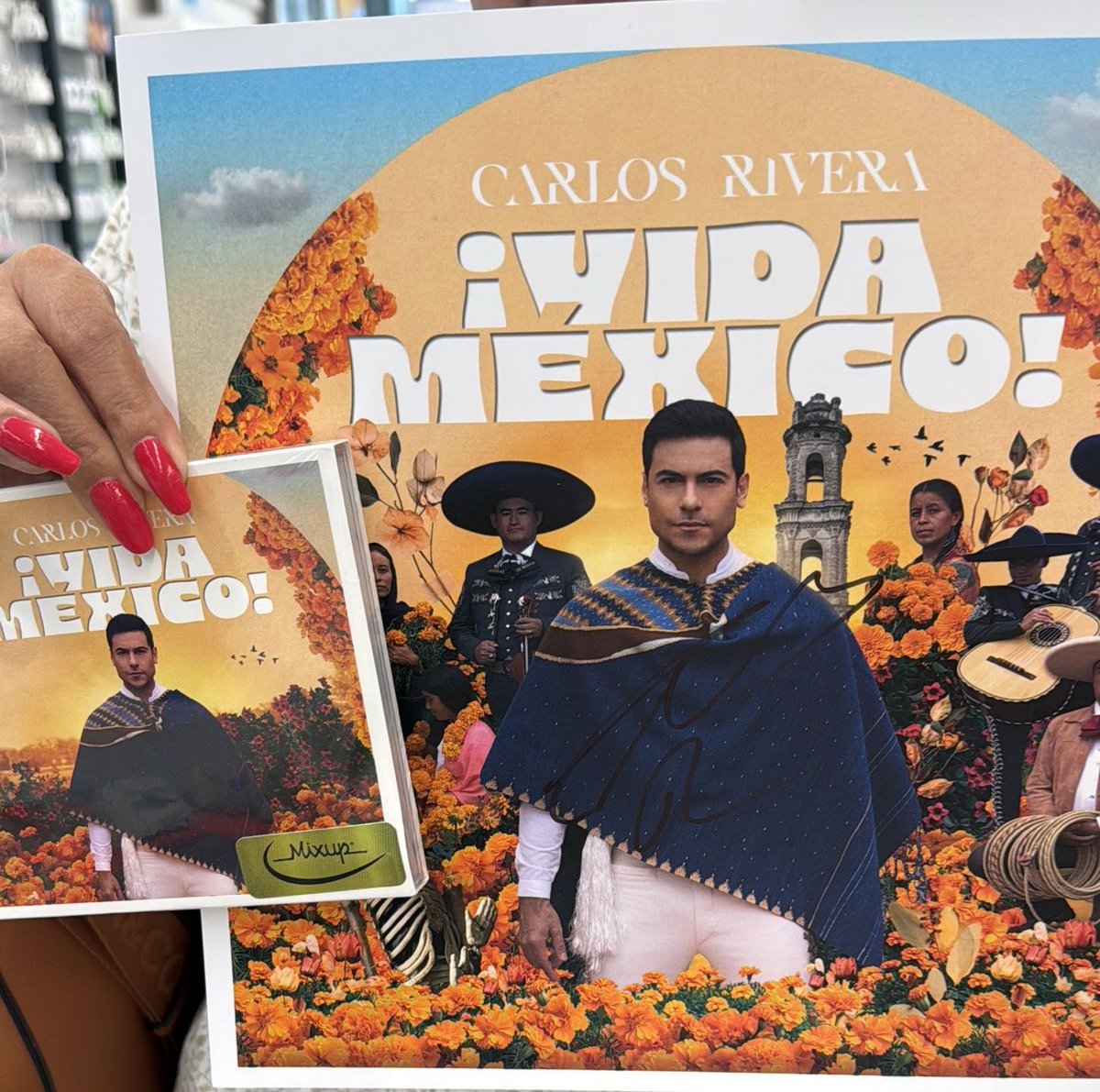 Tuly03's tweet photo. Yo vivo en Puebla, pero tengo a la mejor prima del mundo mundial @_CarlosRivera 
Te veo el martes en Puebla y el sábado en “la México”
22 años y los que nos faltan!! 
Mientras tú no dejes de cantar, yo no dejo de seguirte 🫶🏼🥰 https://t.co/IgRev8KREB