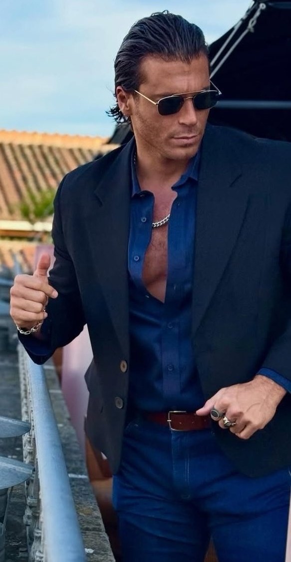 Mi piace molto questo look di Can.  Cappelli corti senza barba, bello e elegante in blue. Perfetto 😍  #CanYaman