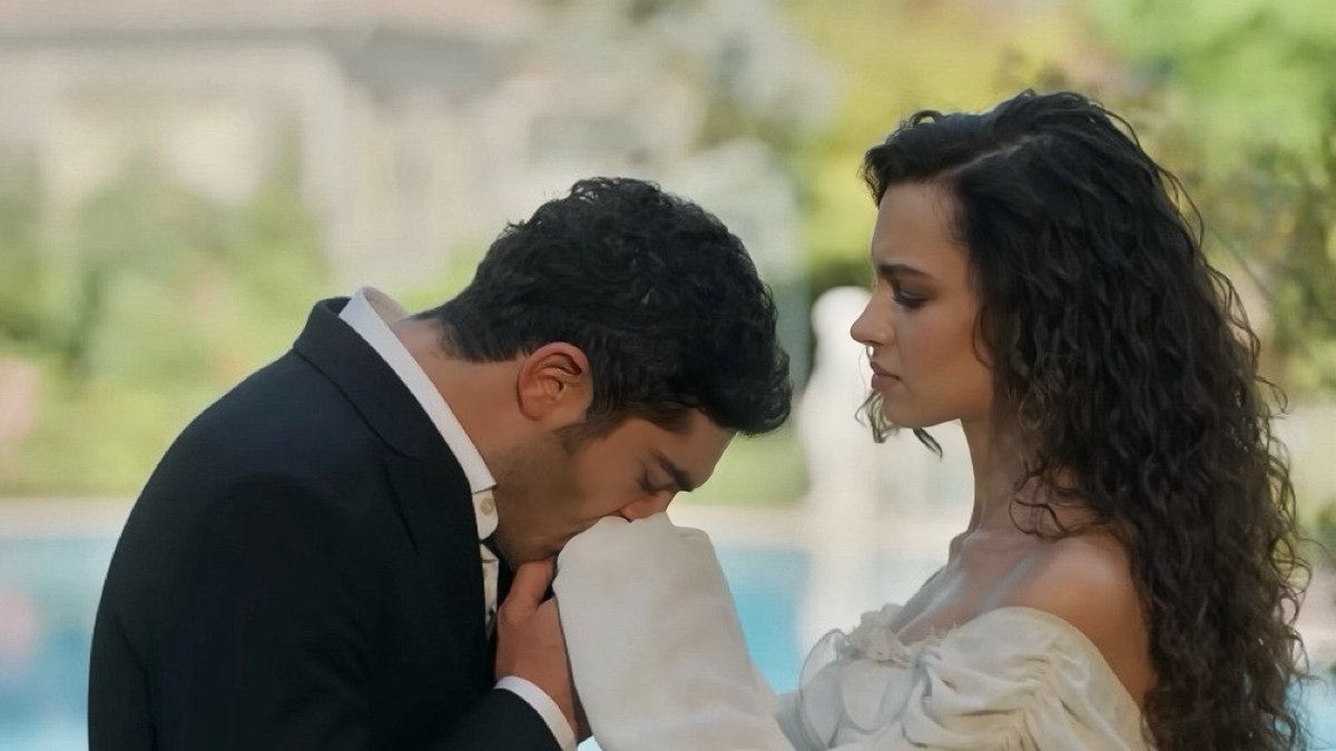 Il modo in cui le sfiora i capelli, quella carezza lieve sul viso… e il bacino sulle mani 🤏🏼🥹❤️‍🩹
gesti così semplici ma capaci di raccontare un amore immenso🫠
Con lei… è tutto così puro, per la sua Canfeza… solo dolcezza infinita💘

 #RaccontoDiUnaNotte
#MahCan