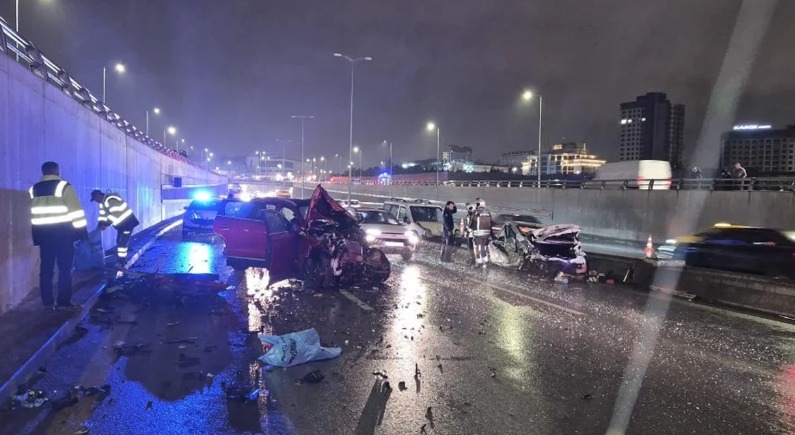 radyotrafik06's tweet photo. ANKARA'DA YARALANMALI KAZA! 3'Ü AĞIR 8 YARALI

Ankara, Pursaklar Özal Bulvarı’nda 4 aracın karıştığı kazada 8 kişi yaralandı. Yaralılardan 3’ünün durumunun ağır olduğu bildirildi.

https://t.co/E6IGQecPy5 https://t.co/JUNwazU9G7