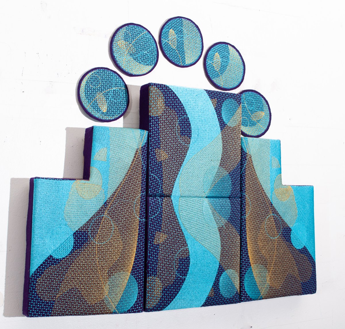 HenselGallery's tweet image. A smart collection often mixes scale: one anchor piece, a few quieter companions, and room to breathe. Susan’s portfolio categories make that kind of collecting strategy unusually easy to imagine &amp;amp; build. #contemporaryart #textileart #fiberart #embroidery #gallerywall #modernart